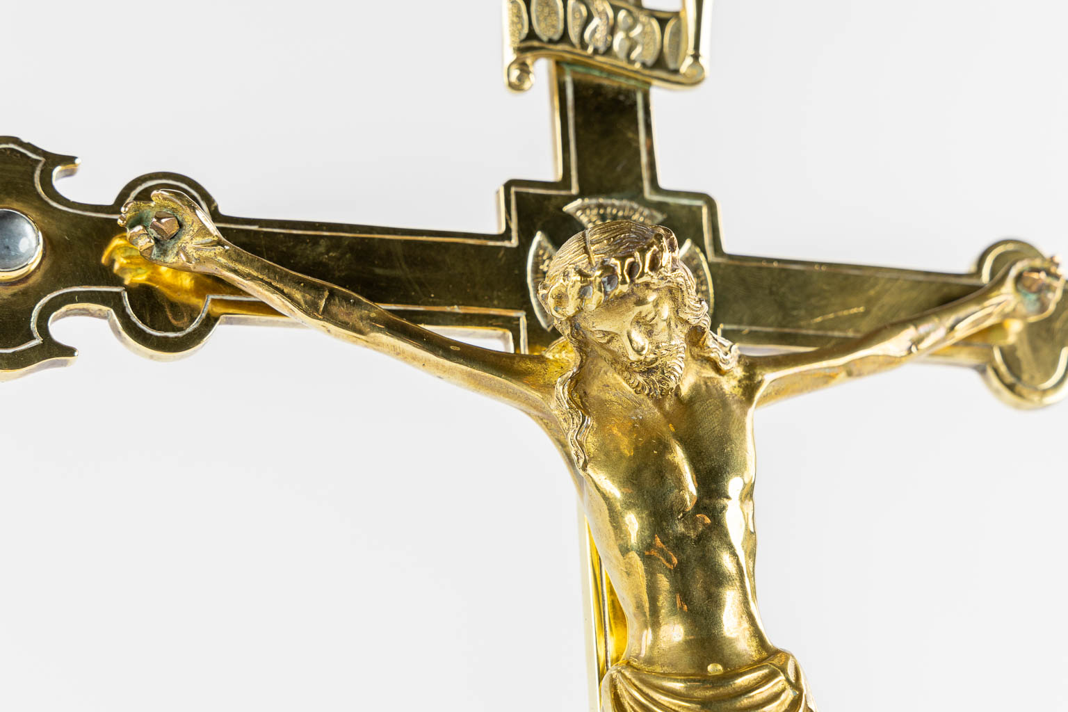 An altar crucifix and matching candelabra, Brass, Gothic revival, probably made by Bourdon, Ghent. (L:21 x W:27,5 x H:57,5 cm)