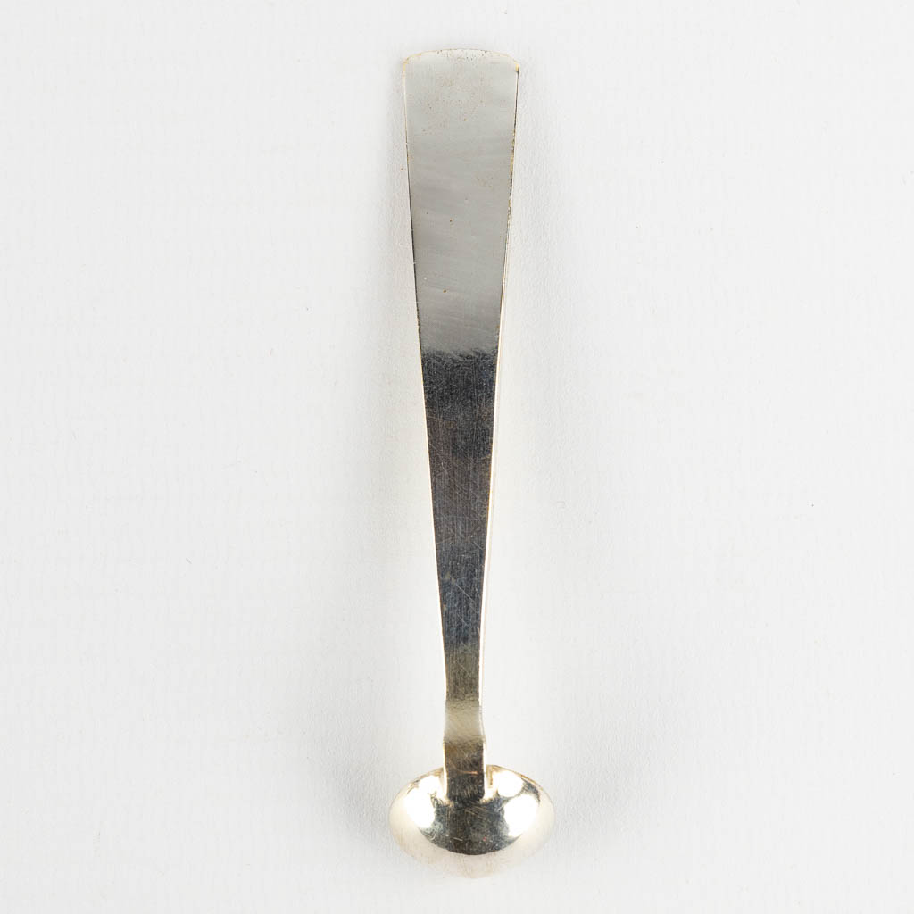 A modernist chalice with a matching spoon. Art Deco style, circa 1930. (H:17 x D:15 cm)