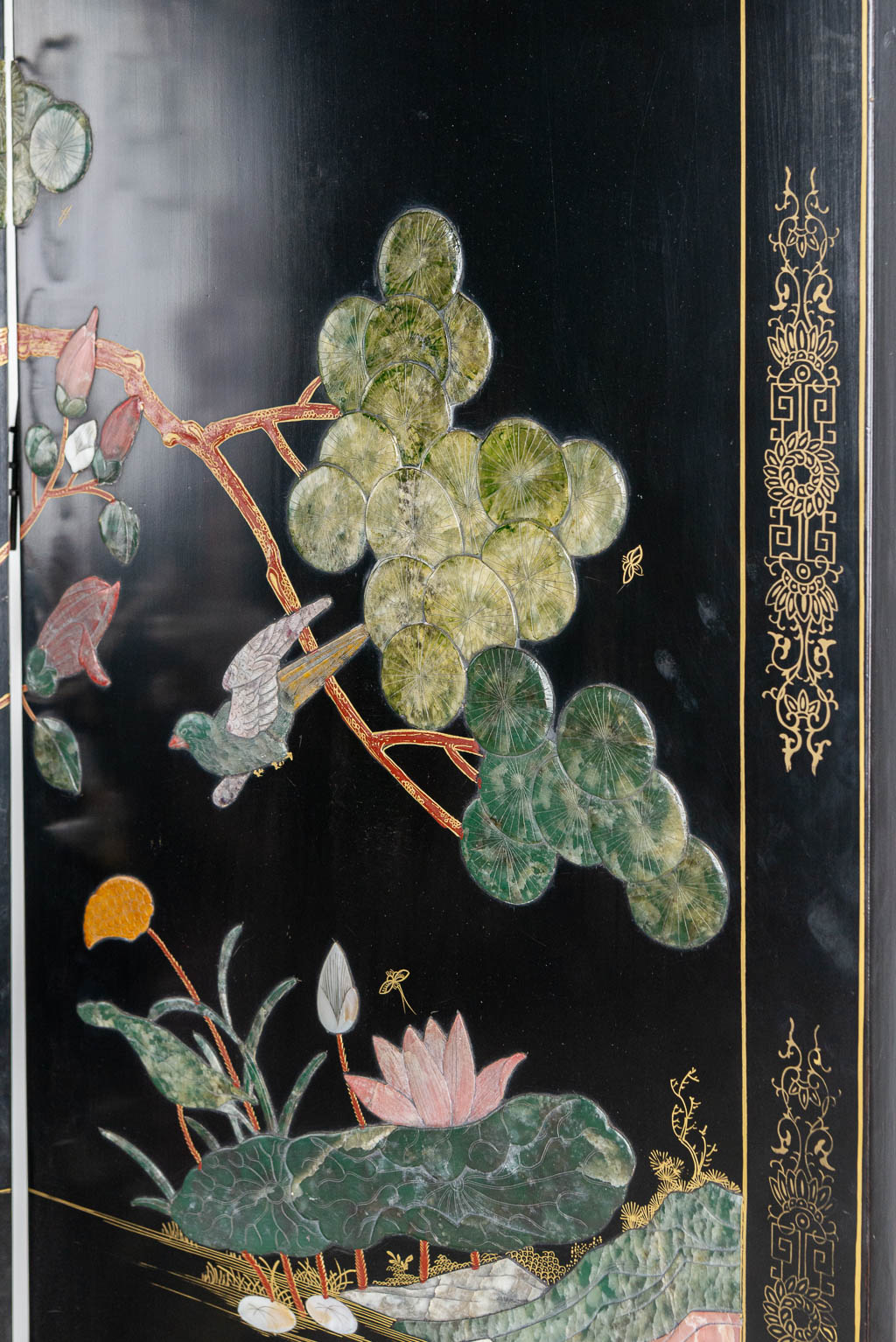 A vintage room divider made in Chinese style and inlaid with hardstone. (H:182cm)