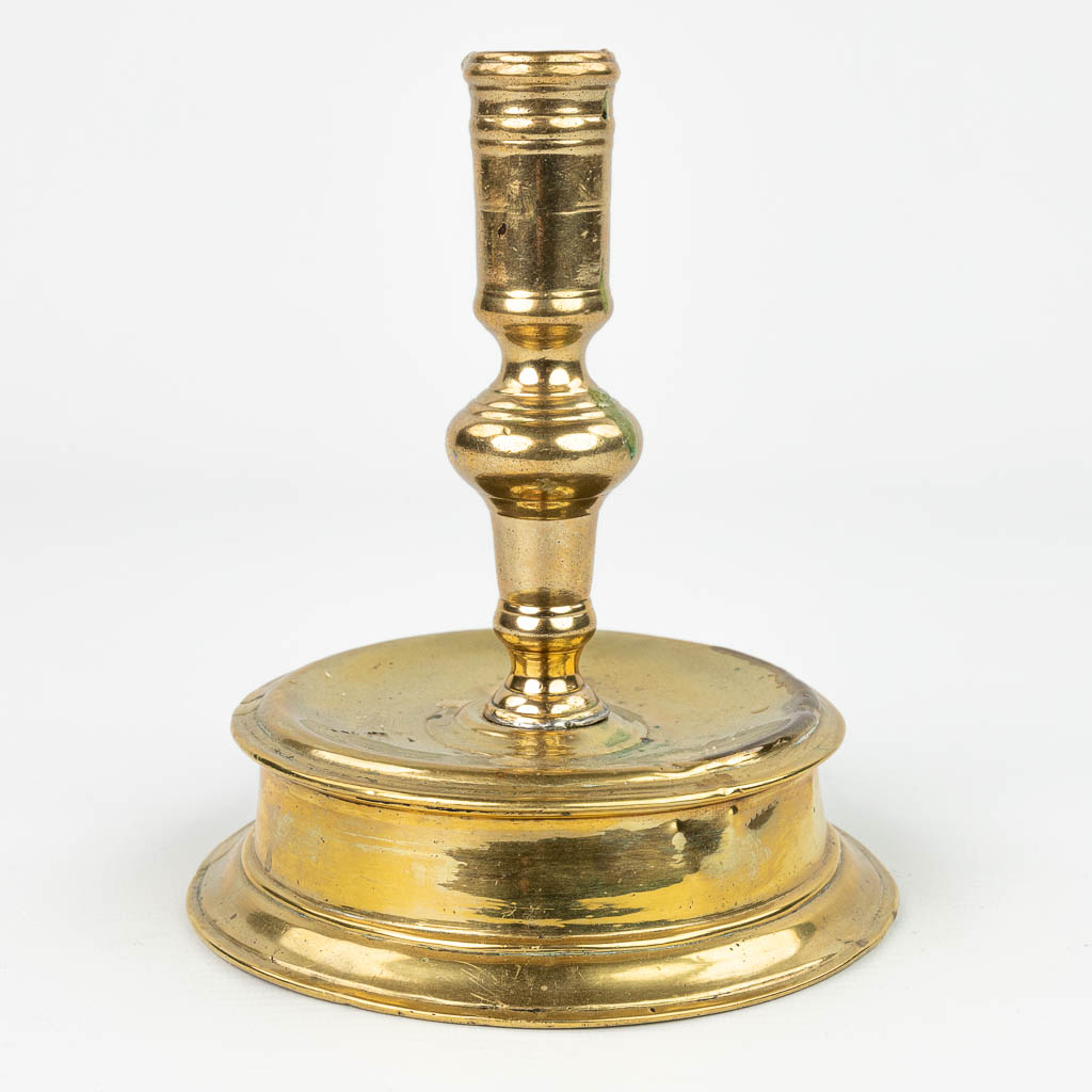 A skirt candlestick made of bronze, probably made in Spain, 16th/17th century. (H:17cm)