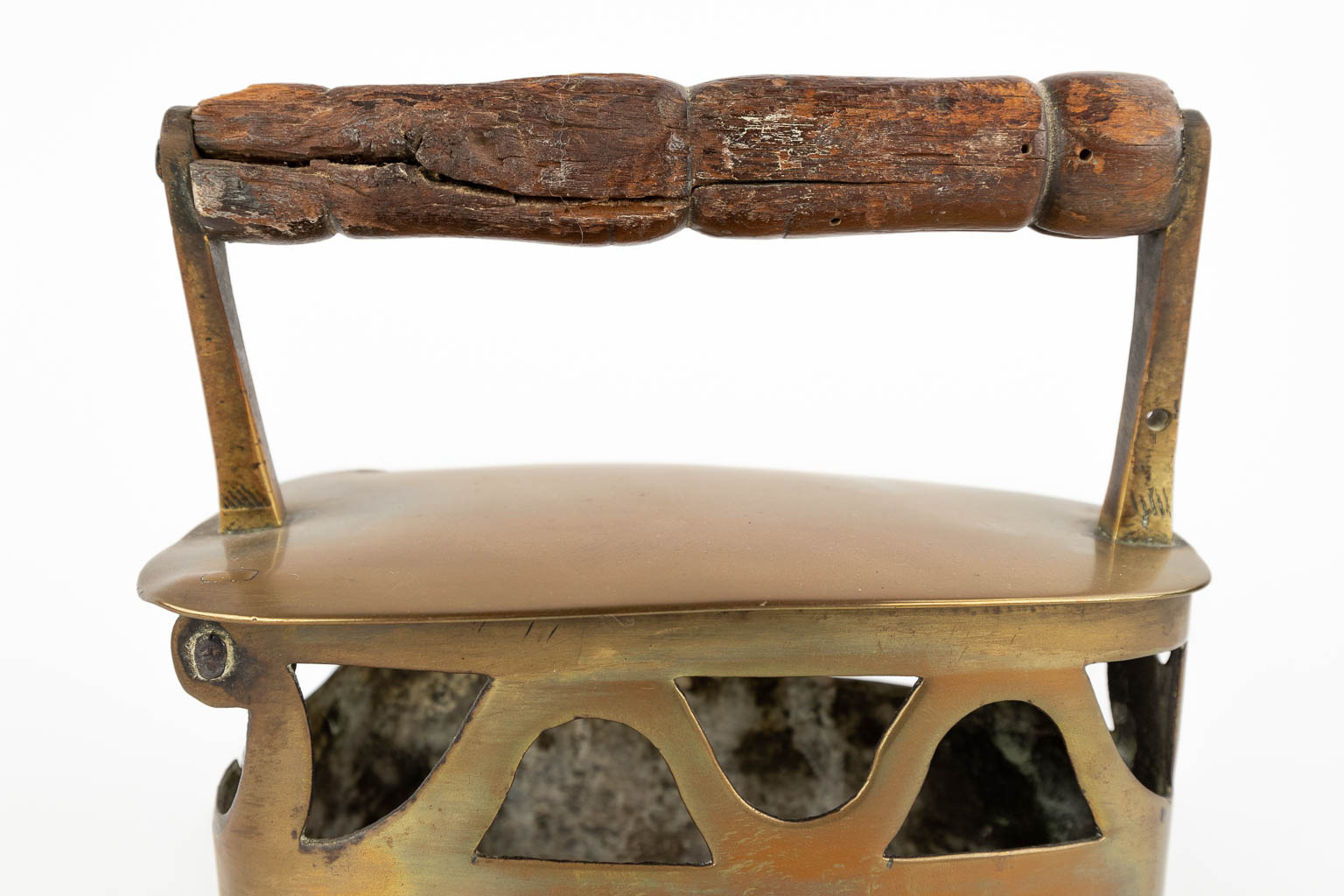 Een stel antieke strijkijzers, gemaakt uit messing en gietijzer. 19de eeuw. (W: 38 x H: 32 cm)
