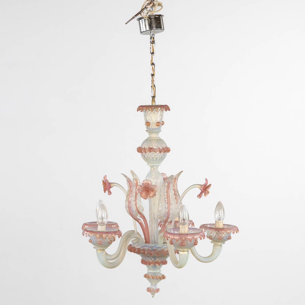 A decorative Venetian glass chandelier, red and white glass. 20th C. (H:70 x D:54 cm)
