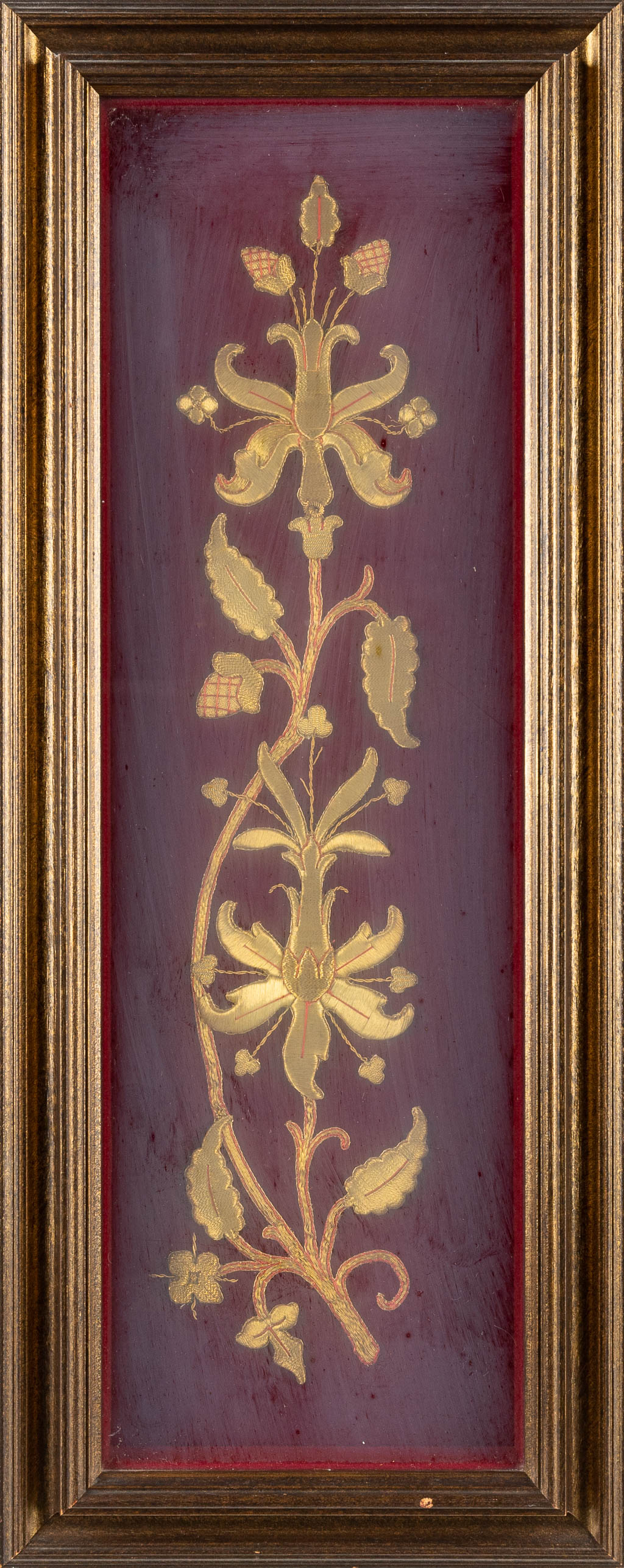 Een antiek borduurwerk gemaakt uit gouddraad. Eerste helft 20ste eeuw. (H:60cm)