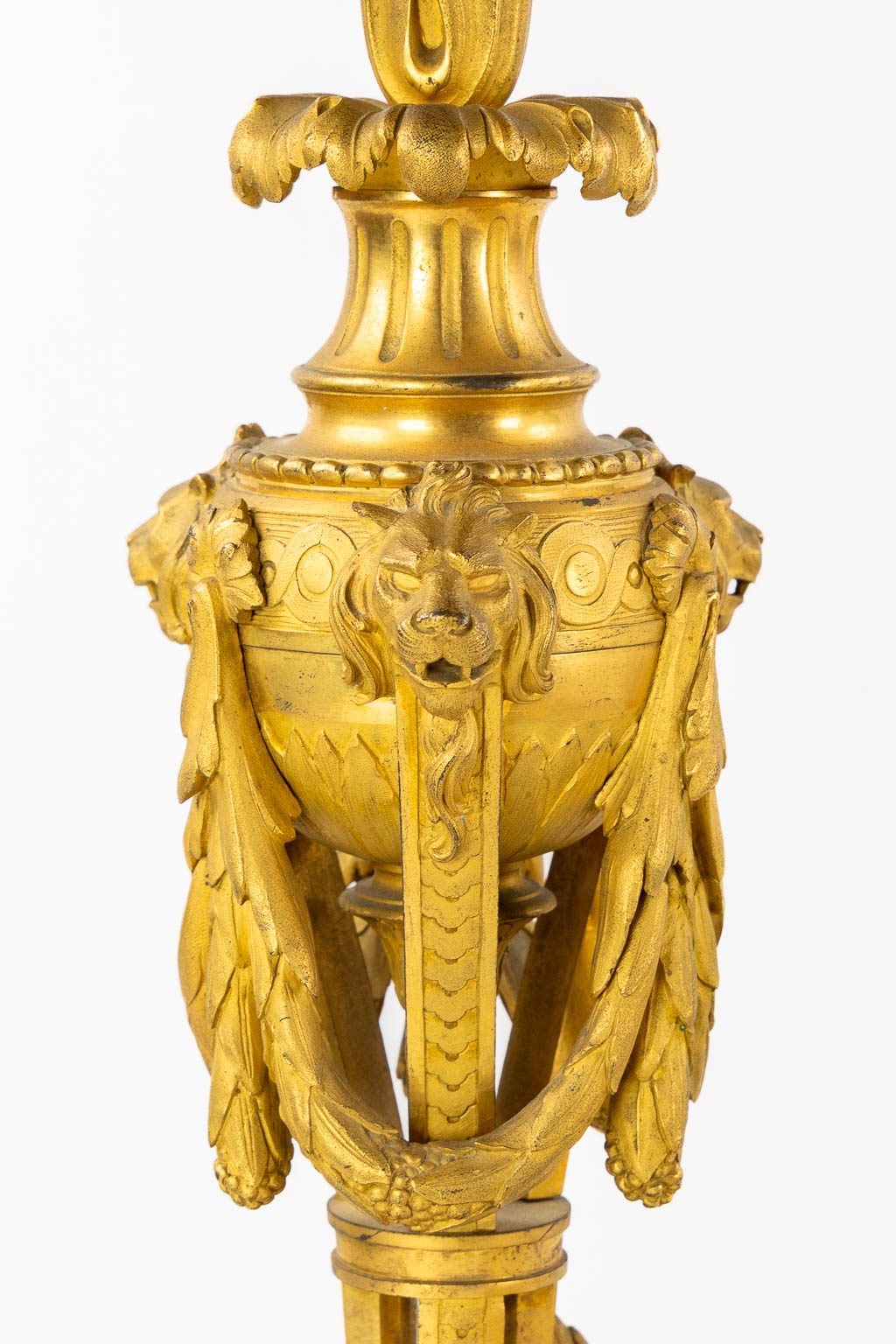 Lerolle Parijs, een driedelige schouwgarnituur klok met kandelaars, verguld brons. Frankrijk, 19de eeuw. (L:26 x W:70 x H:65 cm)