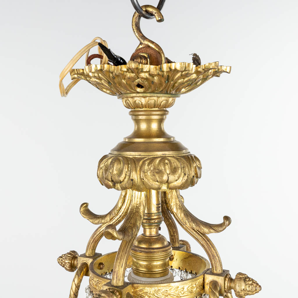 Een luchter gemaakt uit brons in Lodewijk XVI stijl en afgewerkt met biscuit plaquettes. (H:100cm)