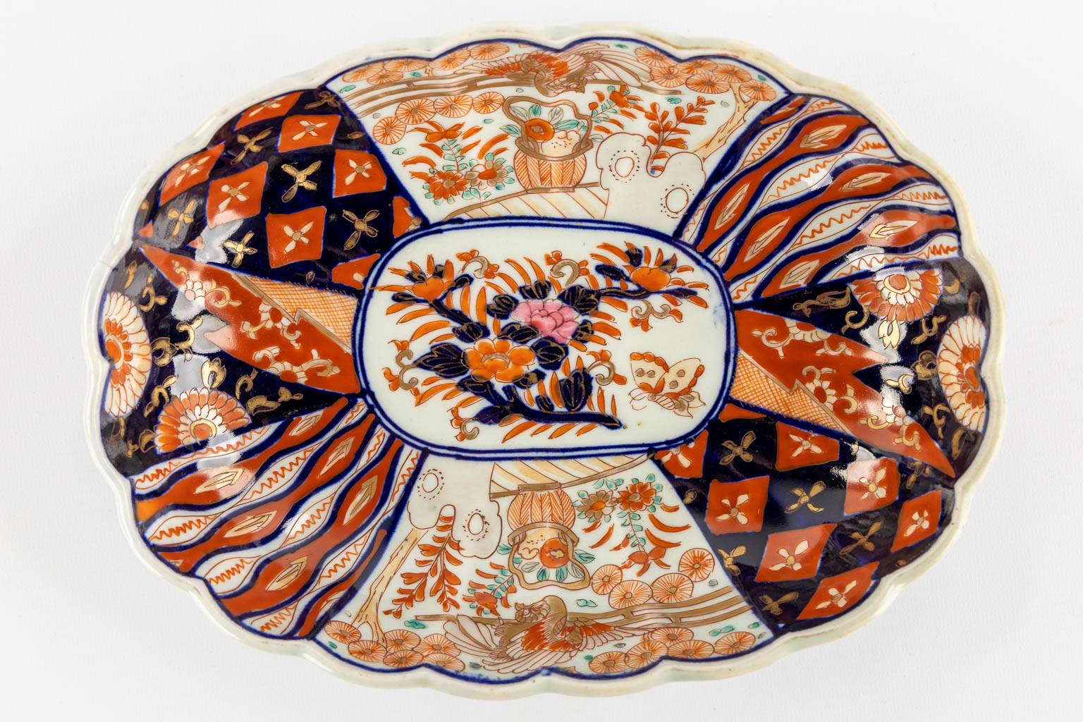 A pair of vases and a bowl, Japanese Imari porcelain. (H:25 x D:14 cm)