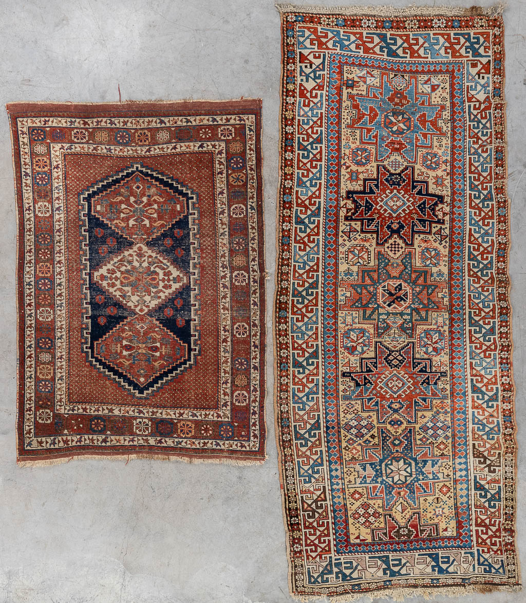 Een collectie van 2 Oosterse handgeknoopte tapijten. Waarschijnlijk Kaukasus. (L: 277 x W: 115 cm)