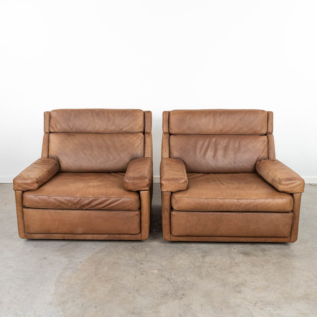 A collection of 2 armchairs wit high back made of leather in the style of Desede. (H:84cm)