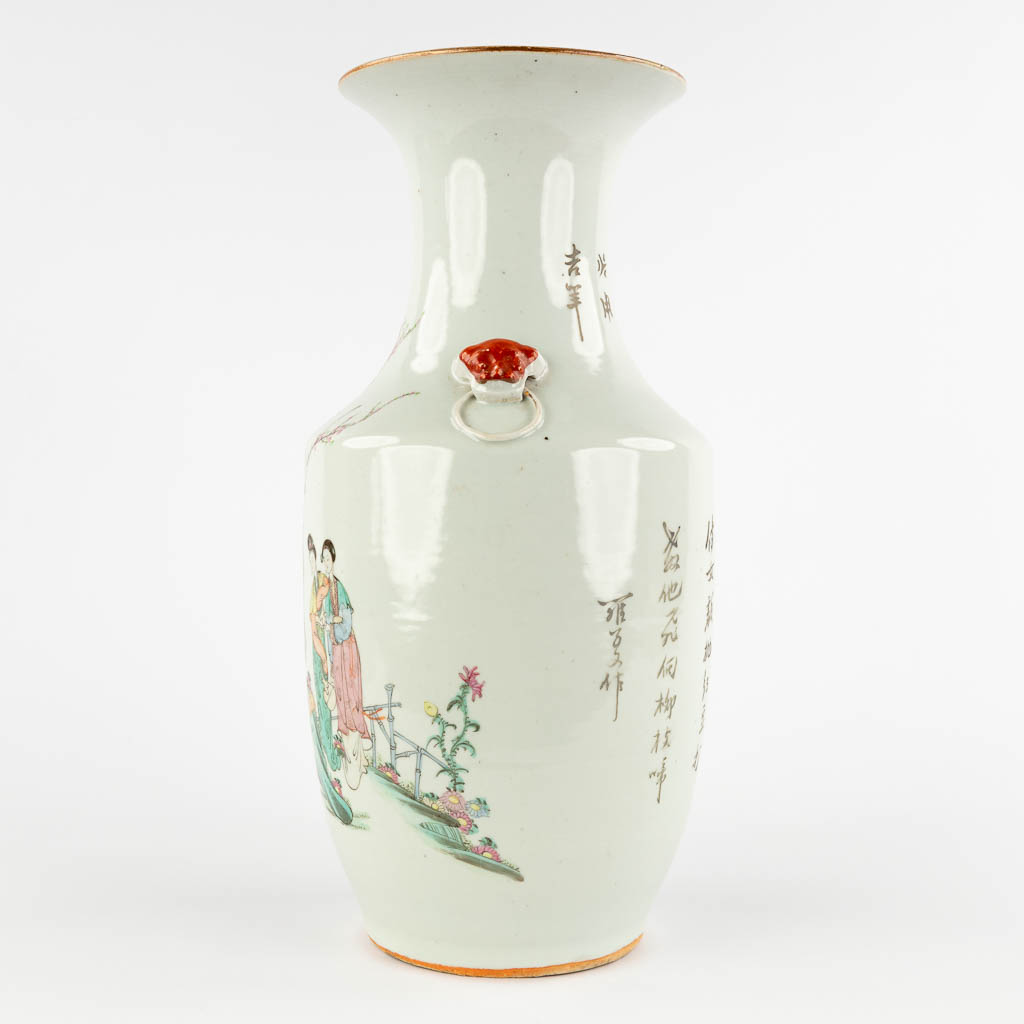Een Chinese vaas en 4 Canton borden, decor van figuren. 19de/20ste eeuw. (H:42 x D:20 cm)