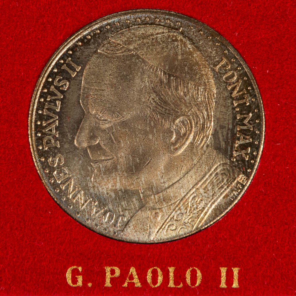 A collection of 5 badges with Papal figurines: Pio XII, Giovanni XXIII, G. Paolo II, G. Paolo I, Paolo VI. (H:11cm)