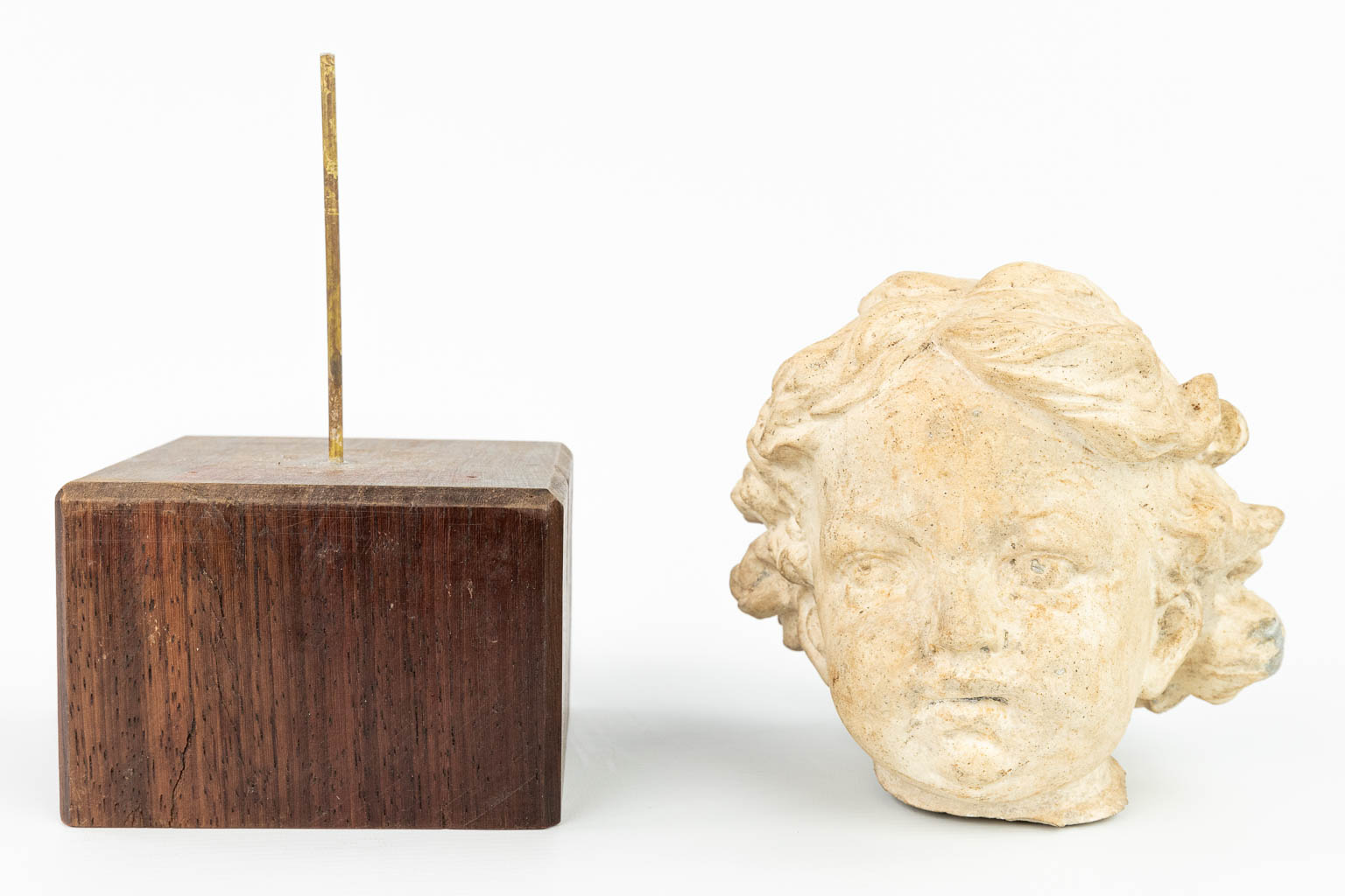 Een hoofd van een kind gemaakt uit terracotta. (H:14cm)