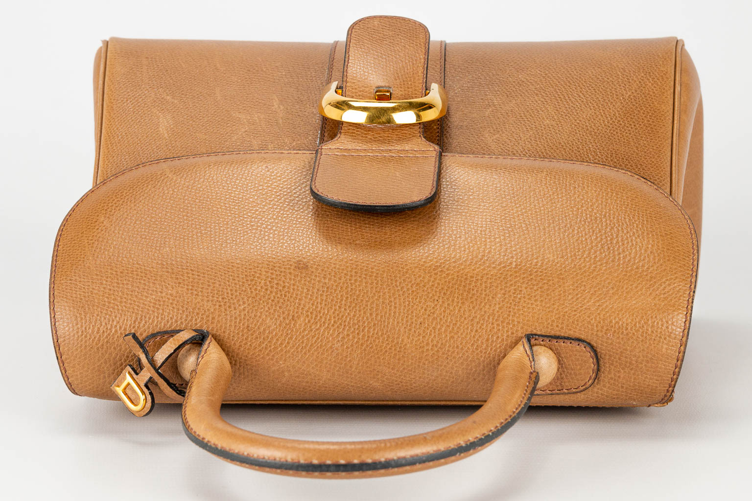 A purse made of brown leather and marked Delvaux, model Brilliant.