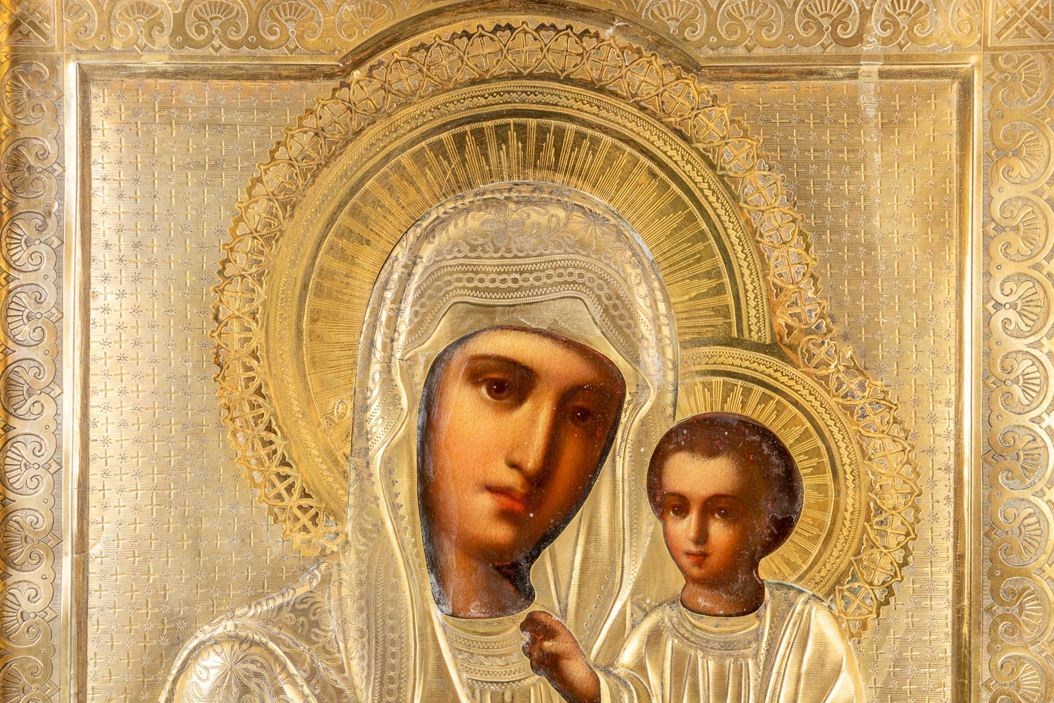Een antieke icoon, afbeelding van Madonna met kind en afgewerkt met zilver. Waarschijnlijk Sint-Petersburg, 19de eeuw. (W: 40,5 