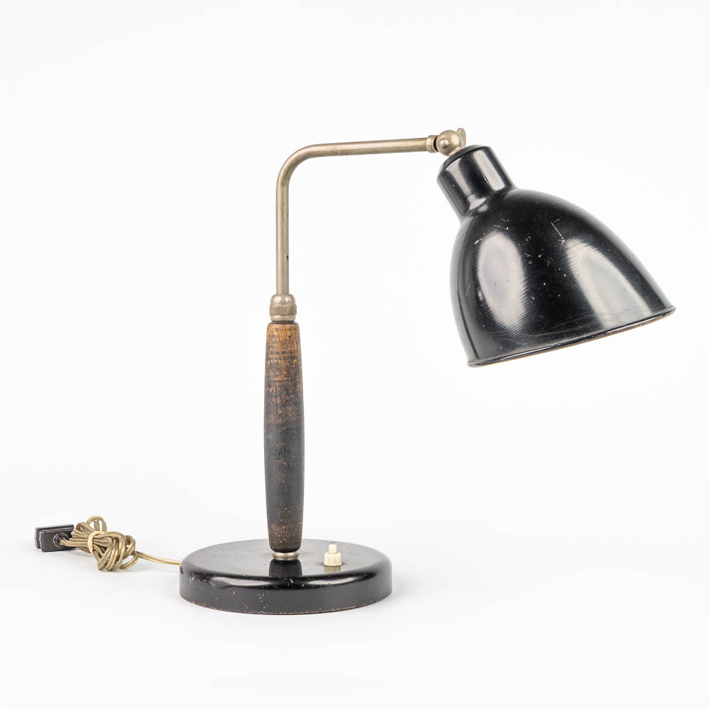 Een tafellamp gemaakt uit hout en metaal, periode 1930-1940. (H:33cm)