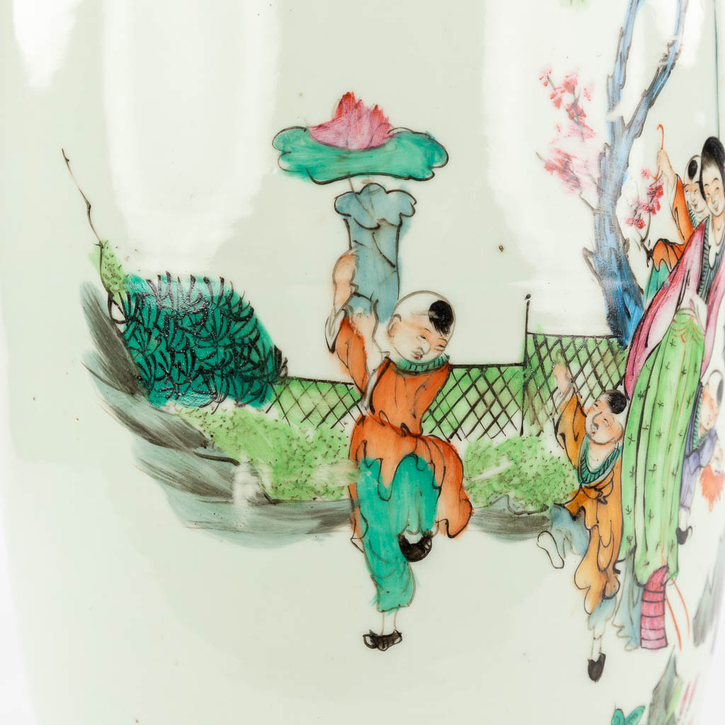 Een Chinese vaas versierd met decor van hofdames en spelende kinderen. 19de/20ste eeuw. (H: 57 x D: 24 cm)