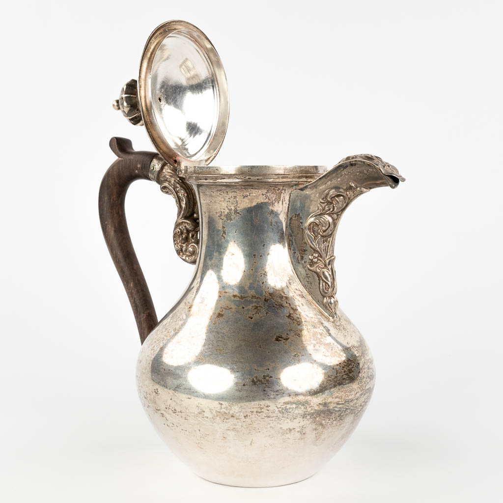 A Chocolat pot, Chocolatière, silver, Belgium. 19th Century. 669g. (L: 15 x W: 22 x H: 25 cm)