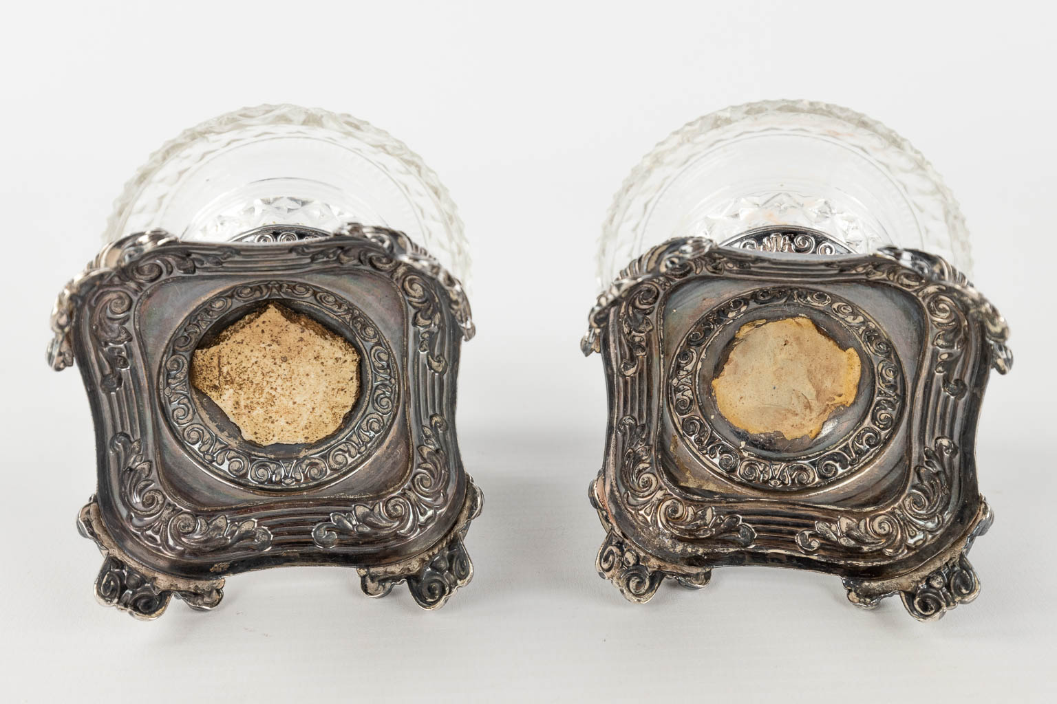 A pepper and salt jar, crystal on a silver base. Belgium, 19th century. (H: 9 x D: 9 cm)