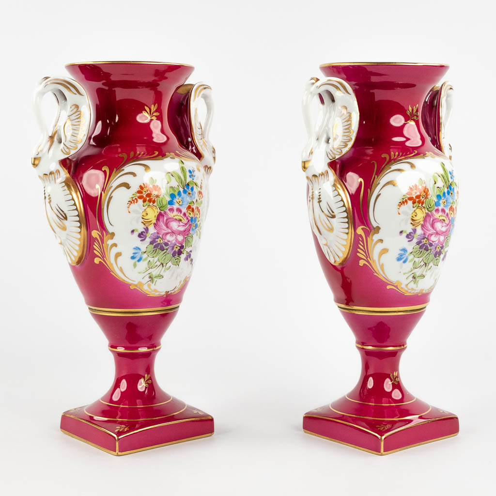 Porcelaine De Couleuve, een paar vazen, Empire stijl, 20ste eeuw. (D:11 x W:16,5 x H:28 cm)