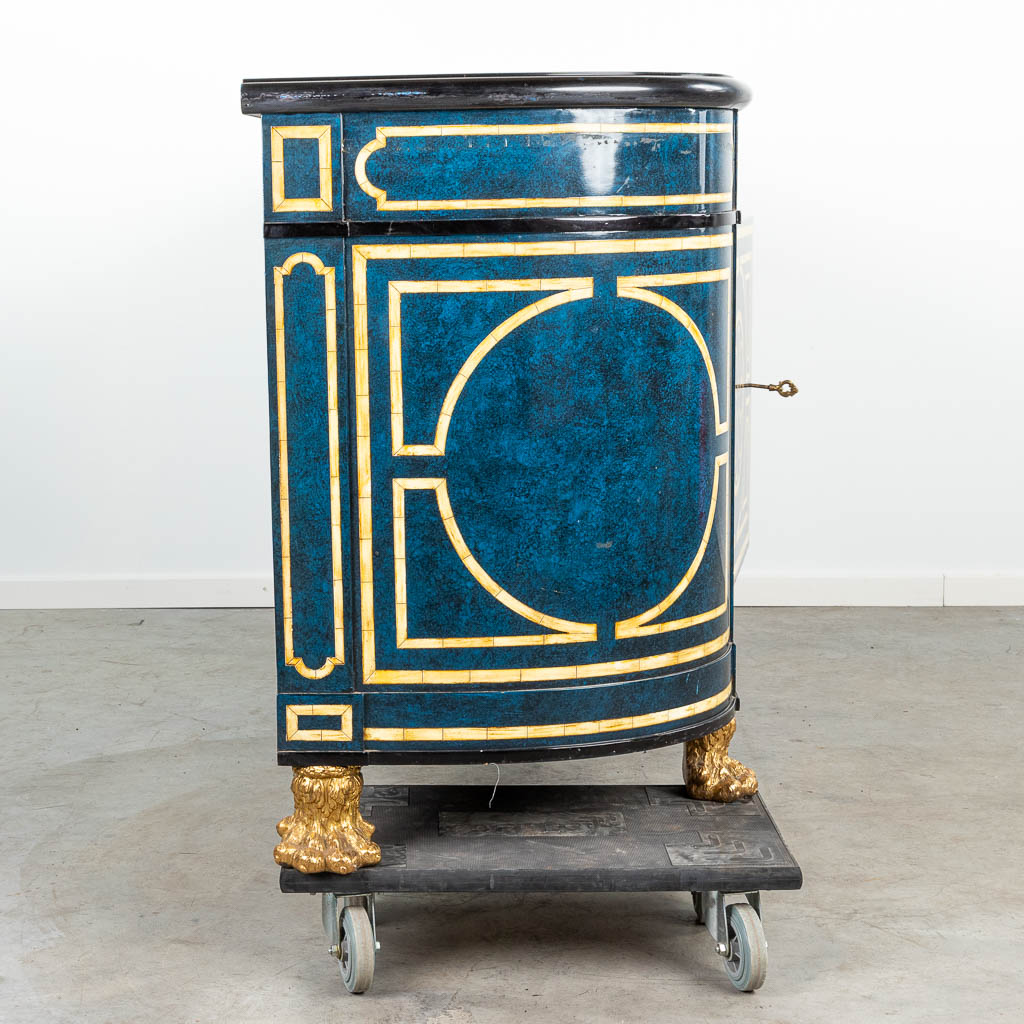 Een dressoir afgewerkt met faux lapis lazuli en been, staande op bronzen poten in Hollywood Regency stijl (H:90cm)