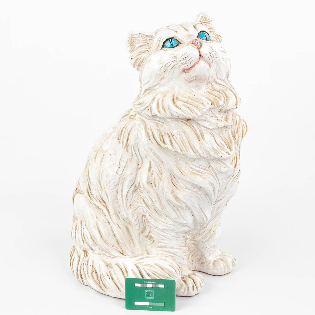 Een beeld van een kat gemaakt uit geglazuurde terracotta in Italië. (H:48,5cm)