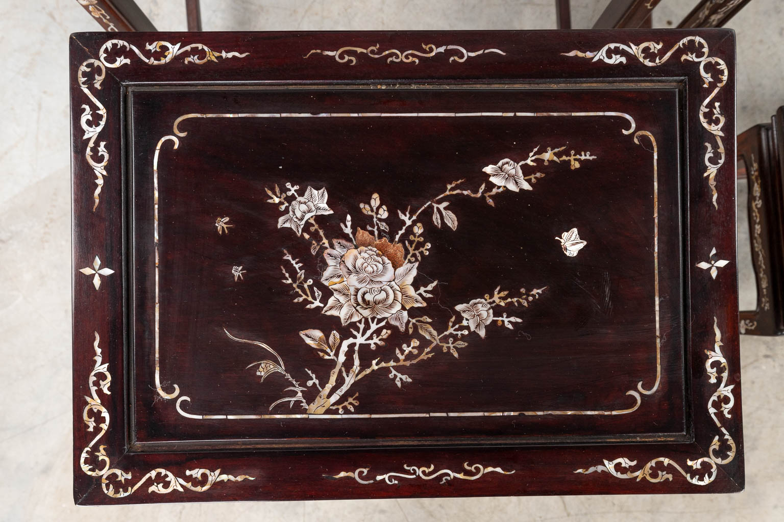 A collection of 4 cigogne side tables with mother of pearl inlay in Oriental style. (H:66cm)