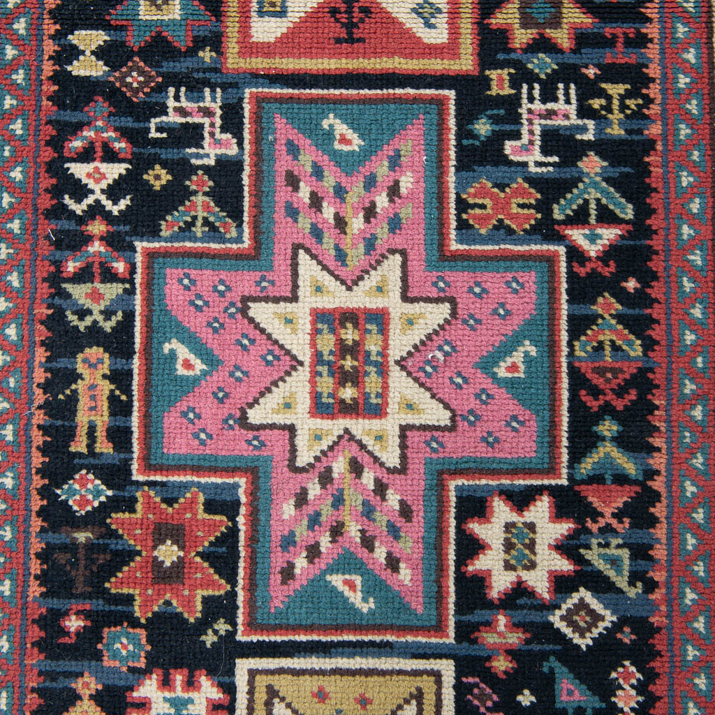 Een Oosters handgeknoopt tapijt. (219 x 95 cm)