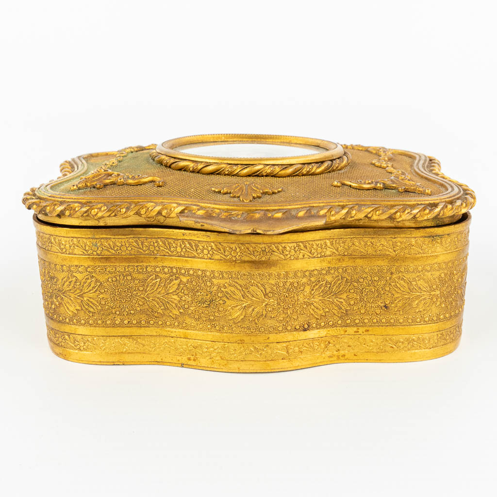 A jewelry box with miniature painting, made of gilt bronze. Napoleon 3. (H:5cm)