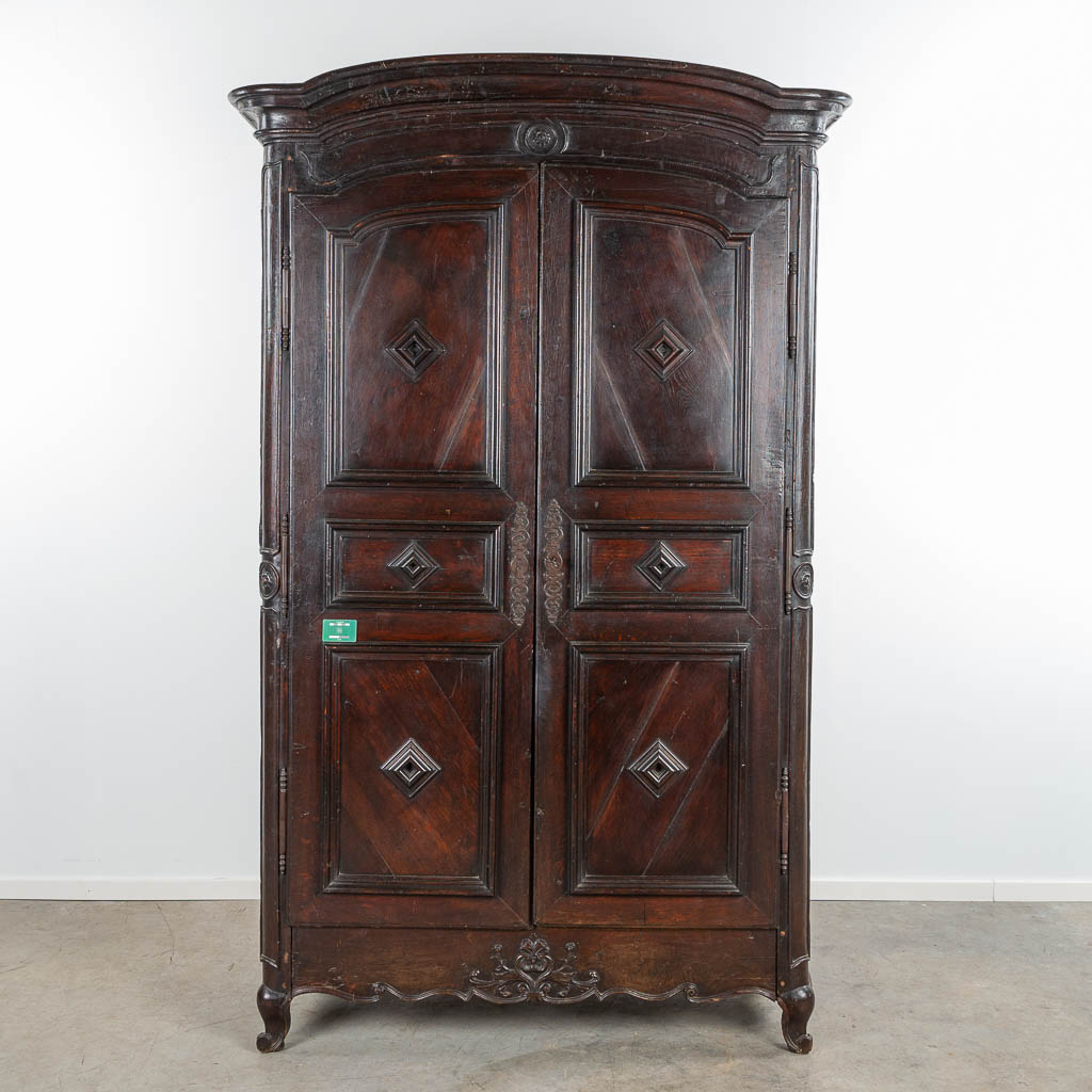 An antique wardrobe made of oak, early 18th century. (H:254cm)
