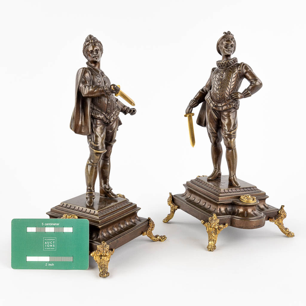 A pair of knights, patinated bronze. Signed Ruot. (L: 13 x W: 14,5 x H: 26 cm)