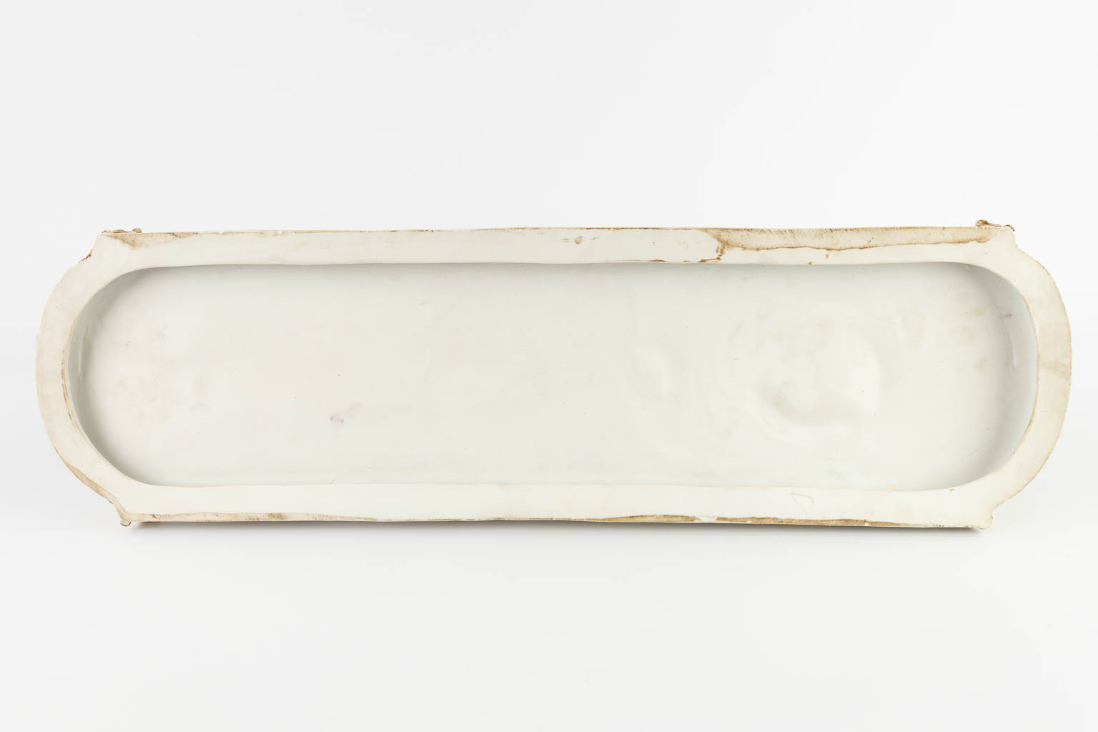 Sitzendorf, een grote bruidskoets van Napoleon 1. Polychrome porselein. 20ste eeuw. (D:20 x W:67 x H:30 cm)