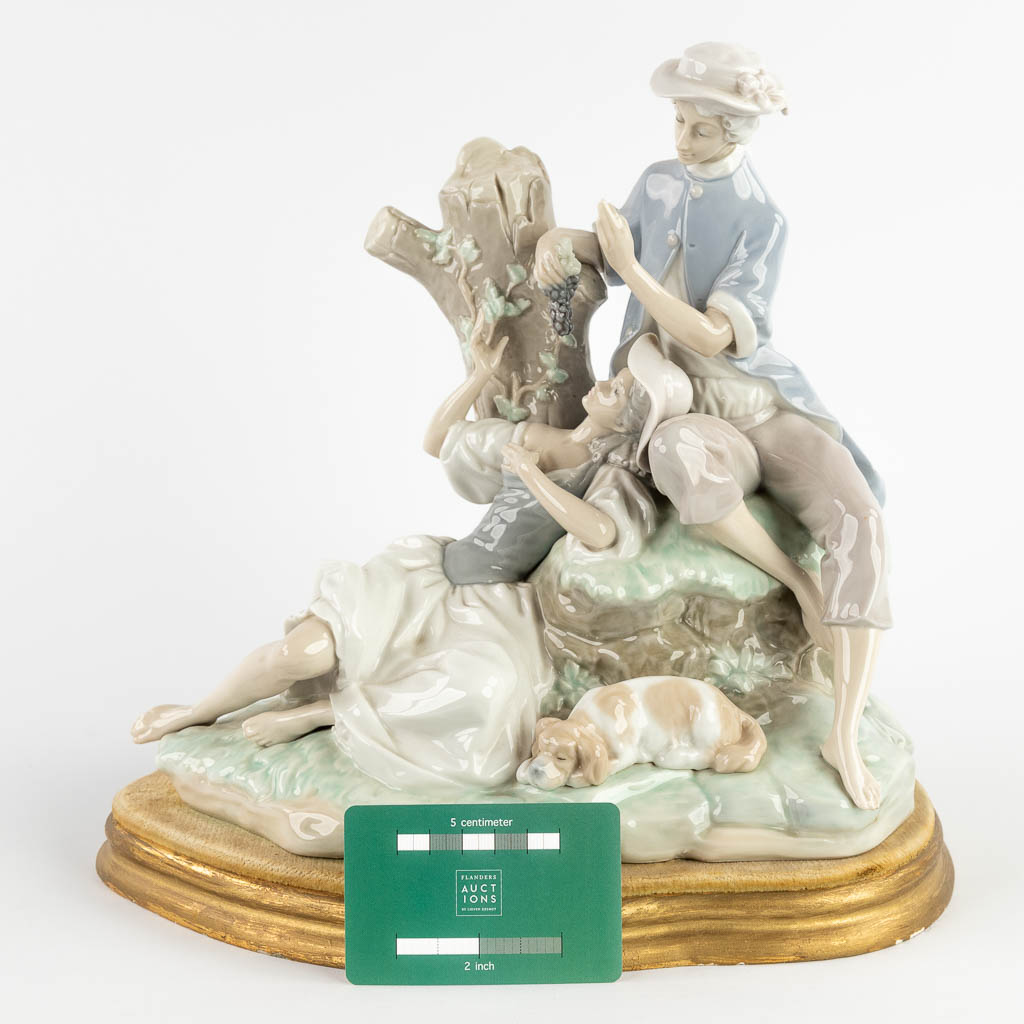 Lladro, Romantic Scène, polychrome porcelain, 20th C. (D:20 x W:29 x H:27 cm)