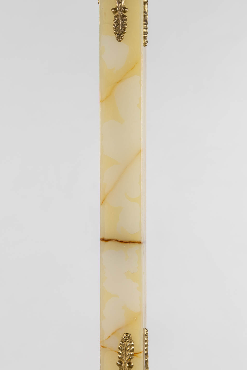 Een kapstok, onyx en messing. Circa 1950. (L:40 x W:40 x H:180 cm)
