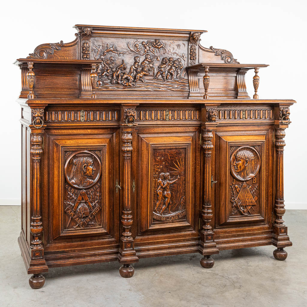 An exceptional sideboard with fine sculptured panels in symbols of the free masons, framaconnerie. Made in Eeklo. (H:172,5cm)