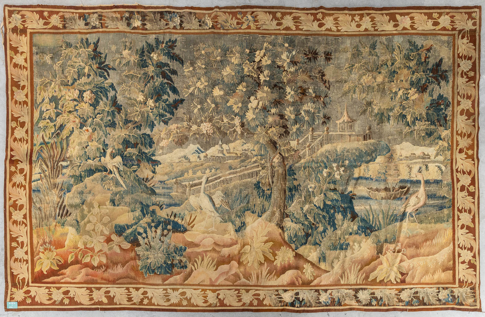 Een antiek 'Verdure' wandtapijt, decor van fauna en flora. 17de eeuw. (L:400 x W:260 cm)