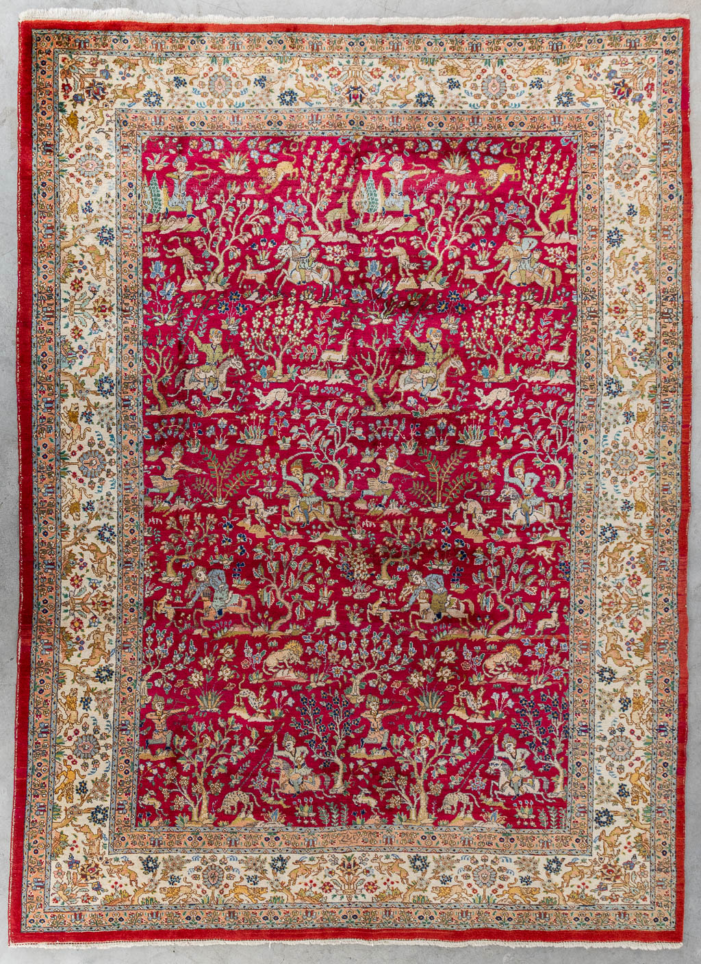 Lot 209 Een groot Oosters en handgeknoopt tapijt met jachtscènes, Tabriz. (L:329 x W:252 cm)