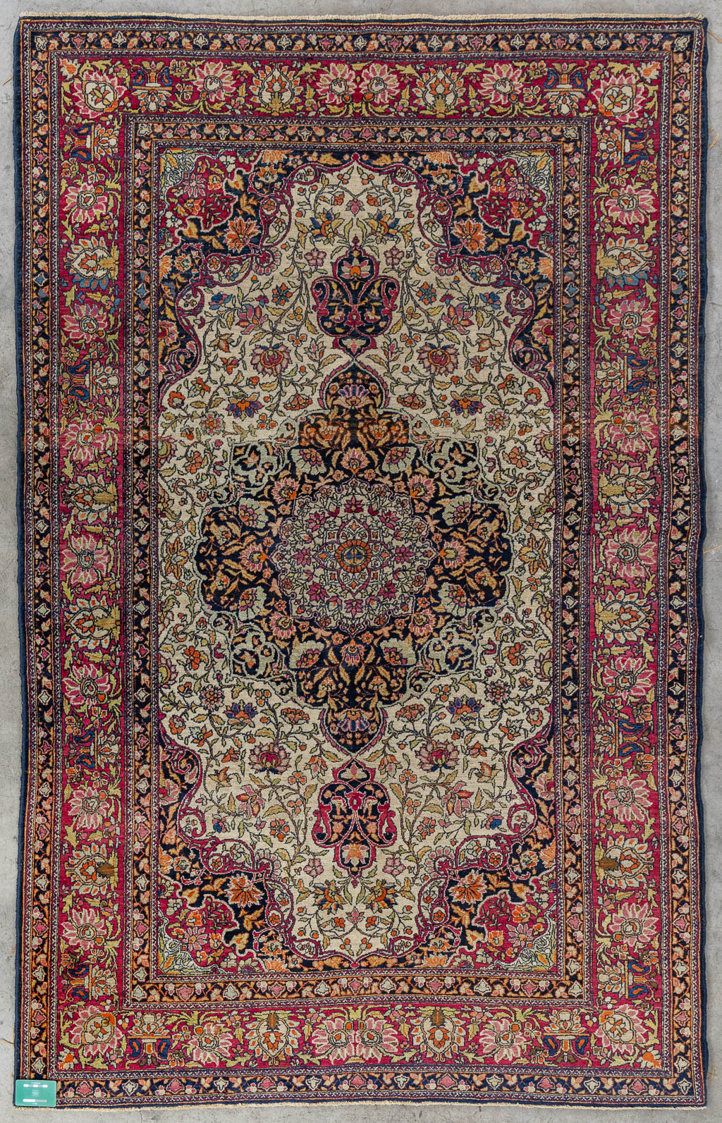 An Oriental hand-made carpet, Isfahan/Isphahan. (L:225 x W:145 cm)