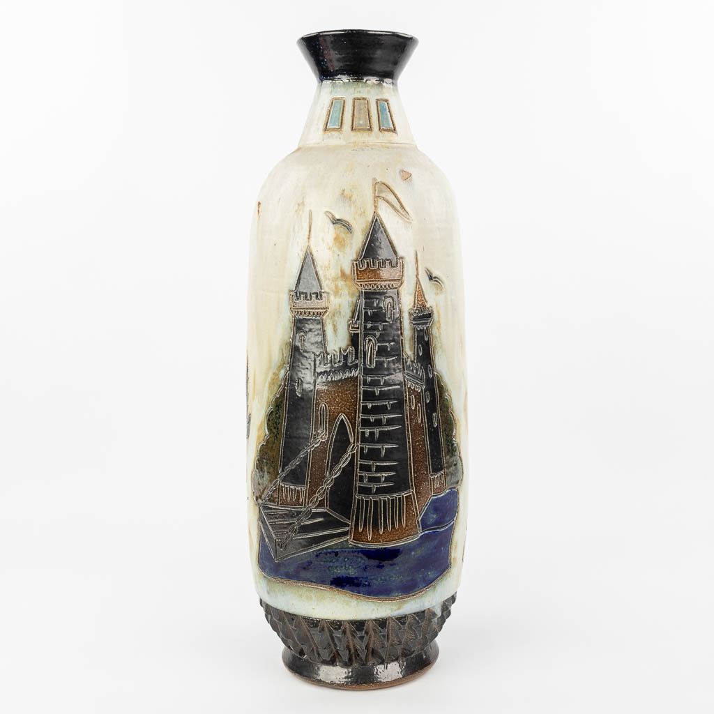Roger GUERIN (1896-1954) 'Het kasteel met ridder' een grote vaas gemaakt uit grès (H:67cm)