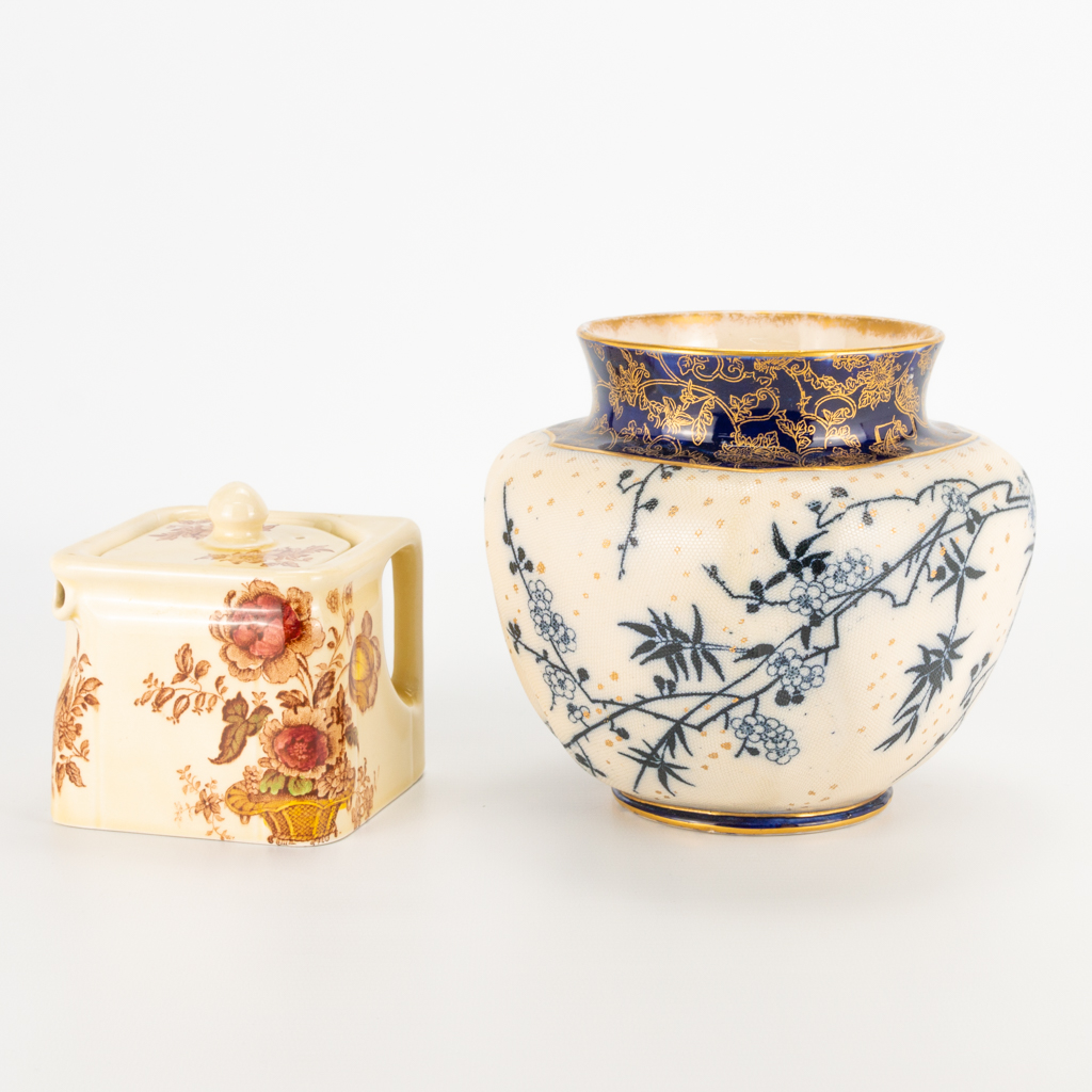 Een collectie van 2 stuks Engels porselein, een vaas gemaakt door Royal Doulton en een theepot gemaakt door Clarice Cliff
