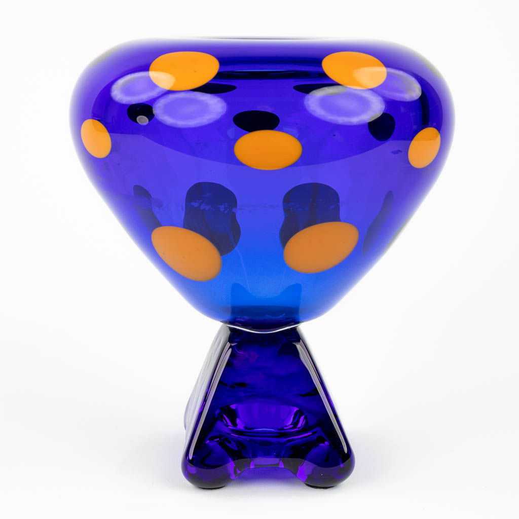 Jaroslav SVOBODA (1938) een vaas gemaakt uit blauw glas. (H:24,5 x D:21,5 cm)