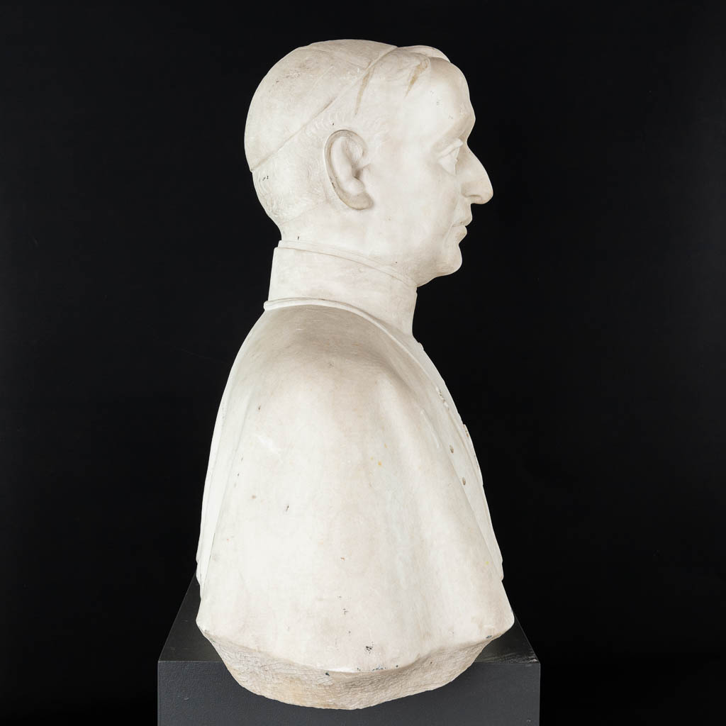 André FONTAINE (XIX-XX) 'Buste van een Cardinaal' een beeld gemaakt uit gesculpteerde Carrara marmer. (H:60cm)