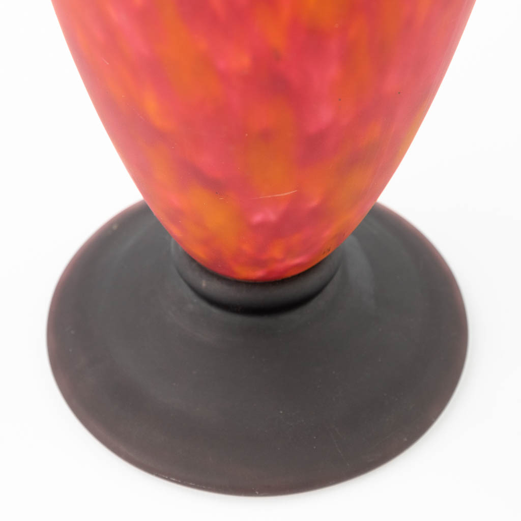 Schneider, een vaas gemaakt uit pâte de verre glas. (H: 37 x D: 16,3 cm)