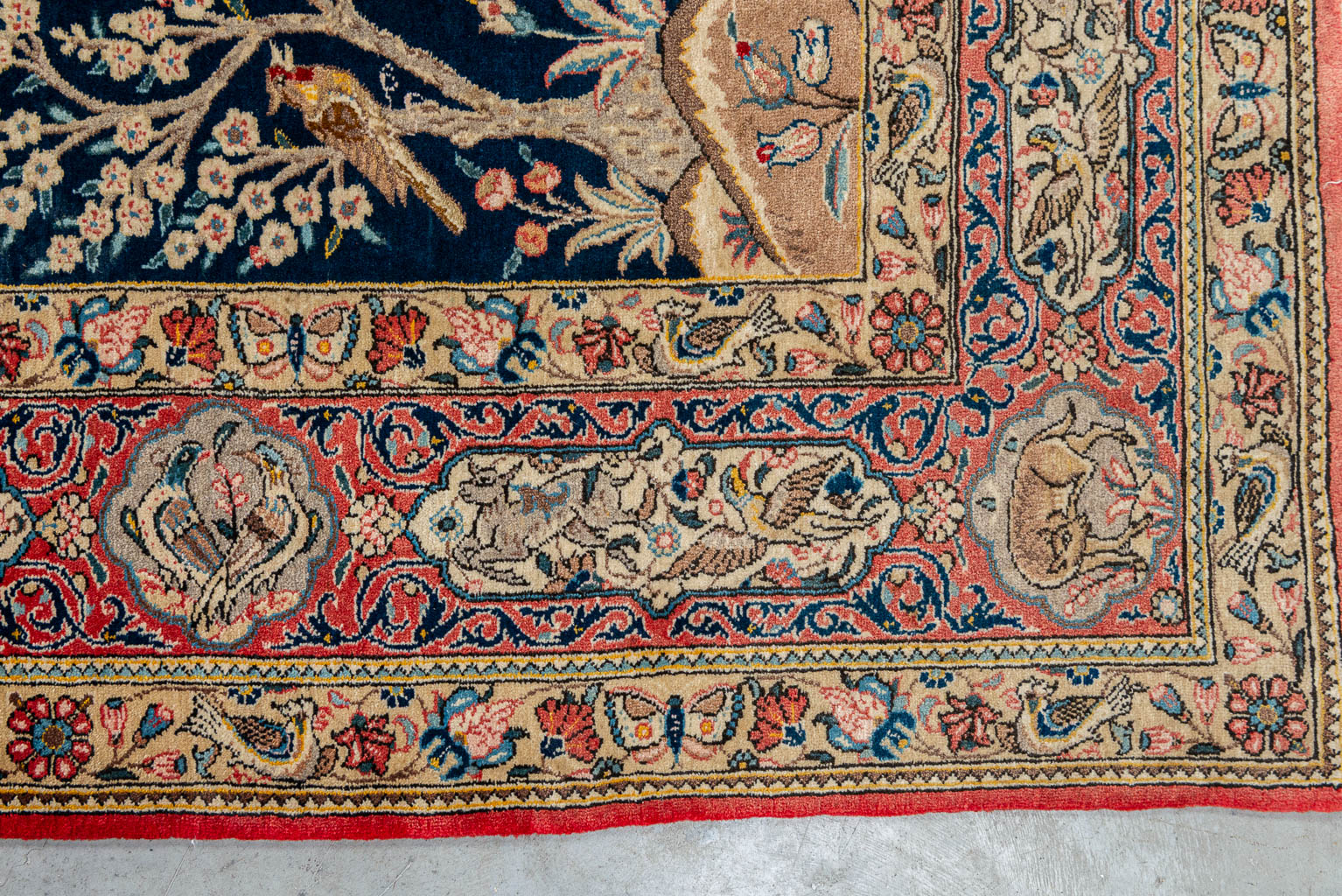Een antiek handgeknoopt tapijt 