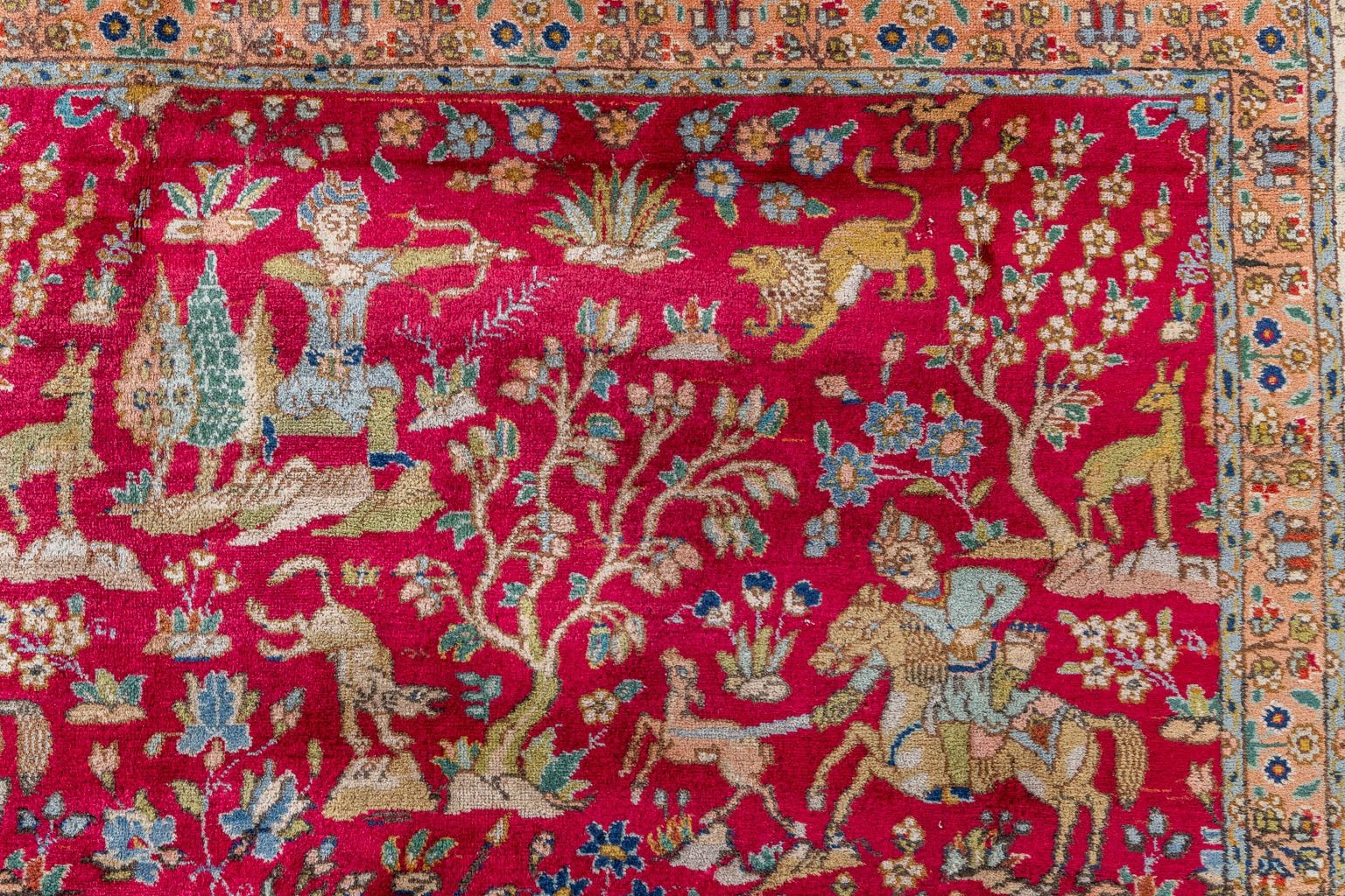 Een groot Oosters en handgeknoopt tapijt met jachtscènes, Tabriz. (L:329 x W:252 cm)