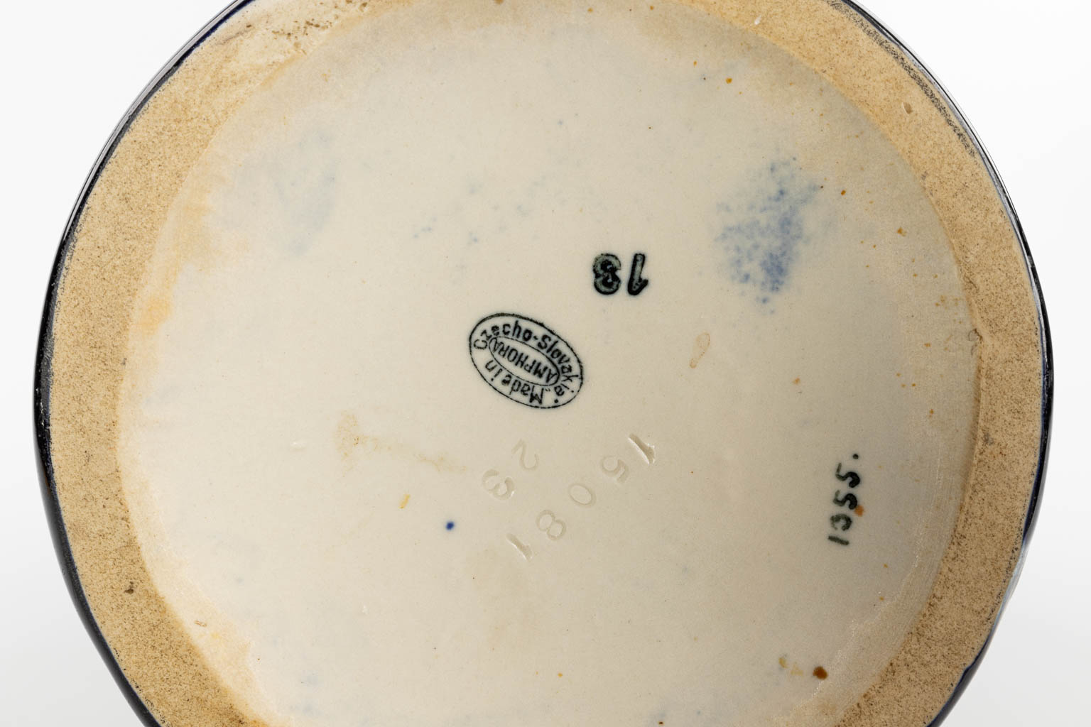 Een vaas gemaakt uit geglazuurde faience en versierd met een ara papegaai, gemerkt Amphora Teplitz. (H:45cm)