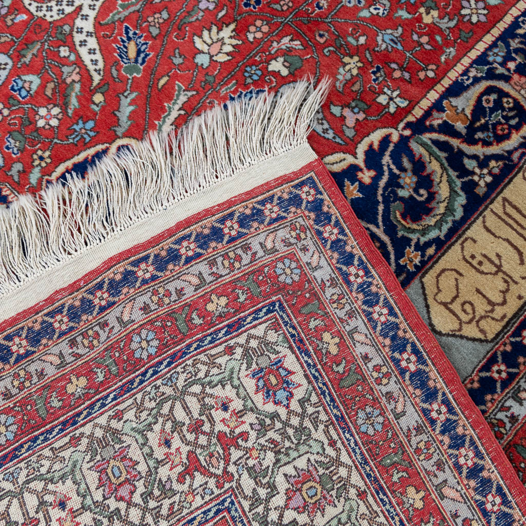 Een Oosters handgeknoopt tapijt met Arabische verzen, Kashan. (L:382 x W:277 cm)