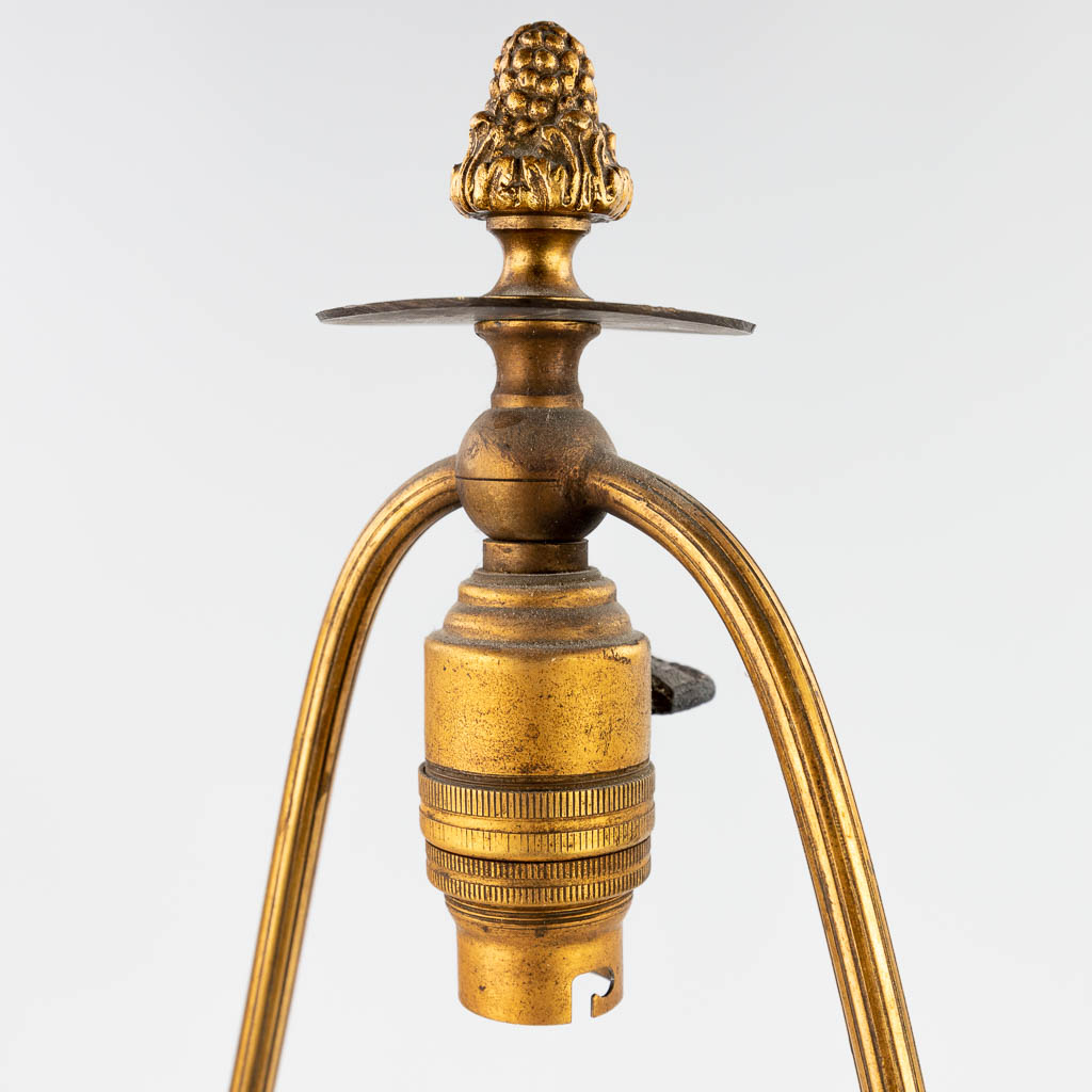 Sèvres, een tafellamp gemonteerd met brons in Lodewijk XVI stijl. (80 x 22cm). (H: 80 x D: 22 cm)