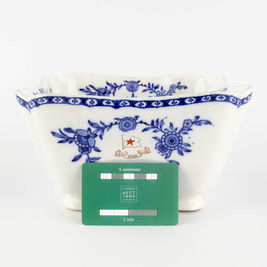 Red Star Line, a salad bowl, blue-white delftware decor, for the Second Class restaurant. Late 19th C. (D:21,5 x W:21,5 x H:11 c
