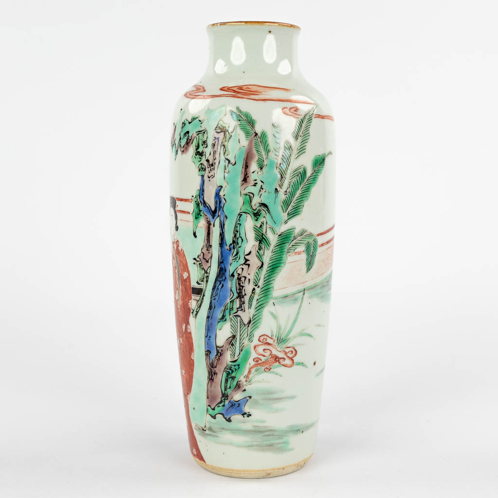 A Chinese vase Famille Verte, and decorated with a lady in a garden. 17th/18th C. (H:22 x D:8 cm)