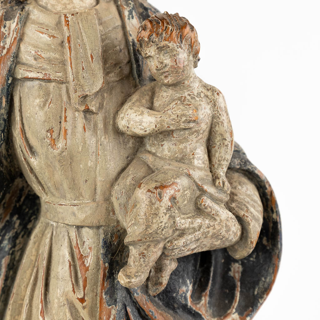 Een antieke houtsculptuur van Madonna met kind. Dennenhout, 18de eeuw. (D:11 x W:15 x H:45 cm)