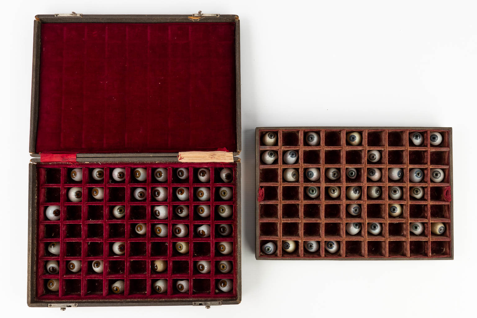 A large collection of glass prosthetic eyes, 73 pieces. Circa 1900. (L:23 x W:32 x H:6 cm)